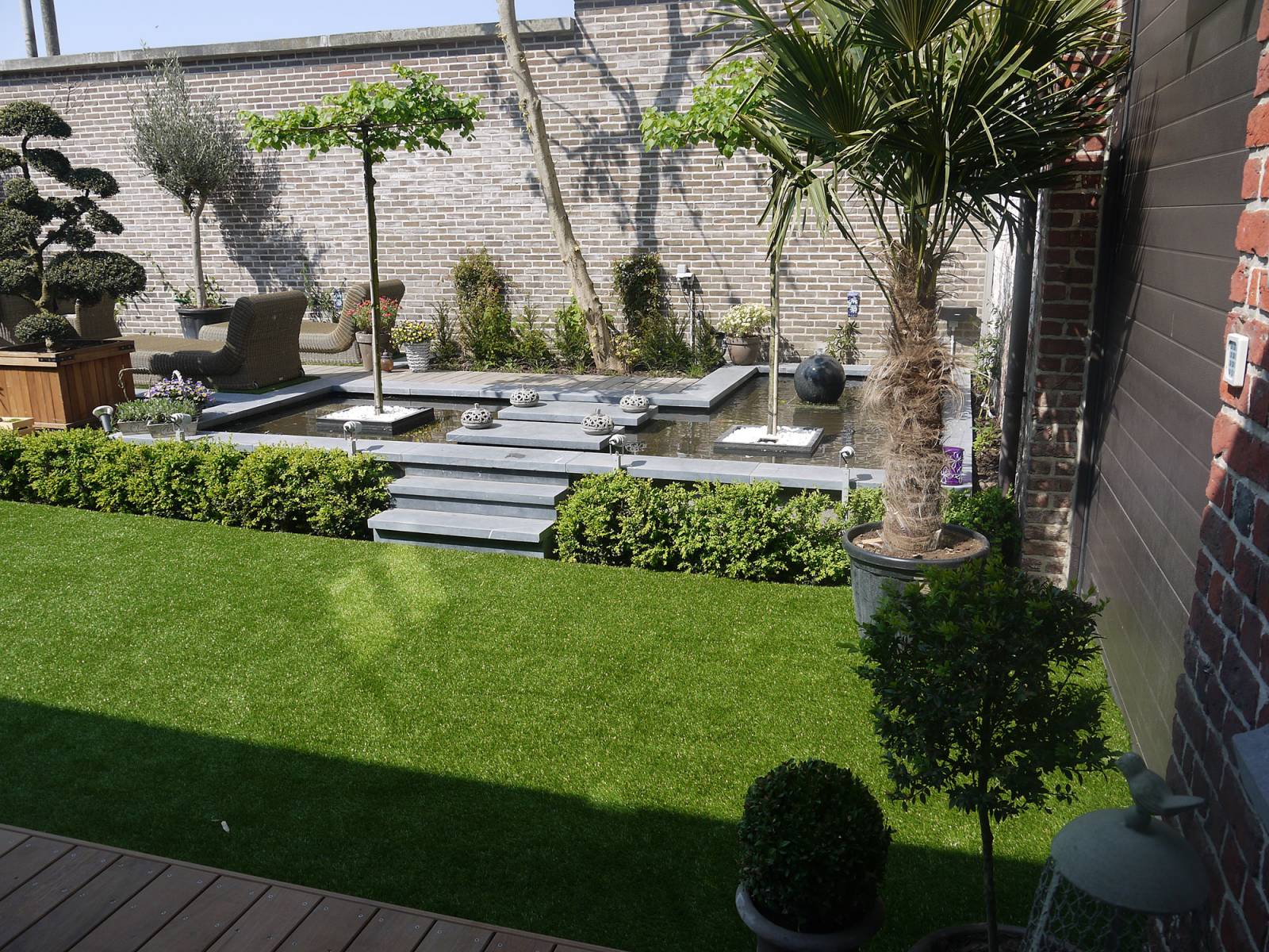 Vijver, tuin en terras te Menen