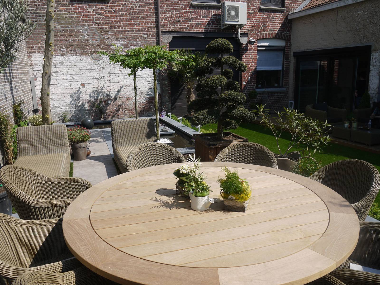 Vijver, tuin en terras te Menen