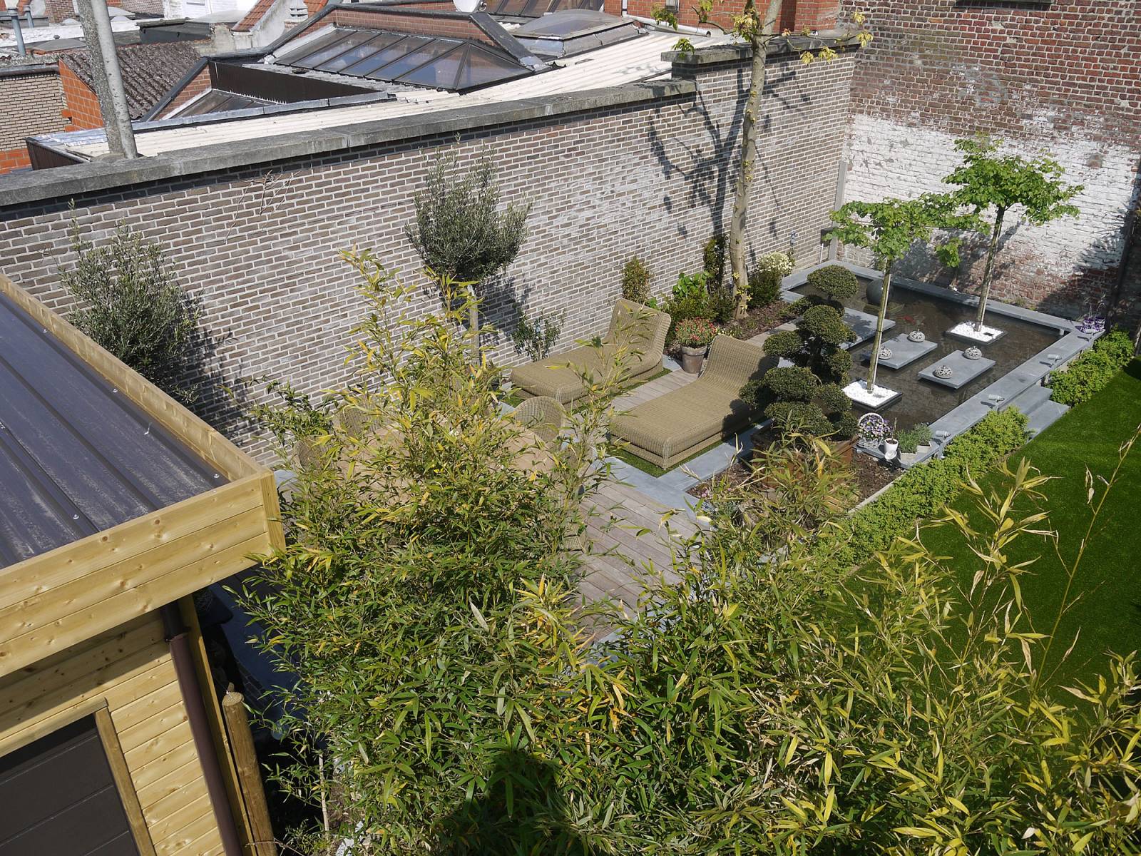Vijver, tuin en terras te Menen