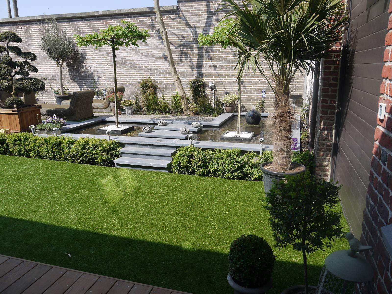 Vijver, tuin en terras te Menen