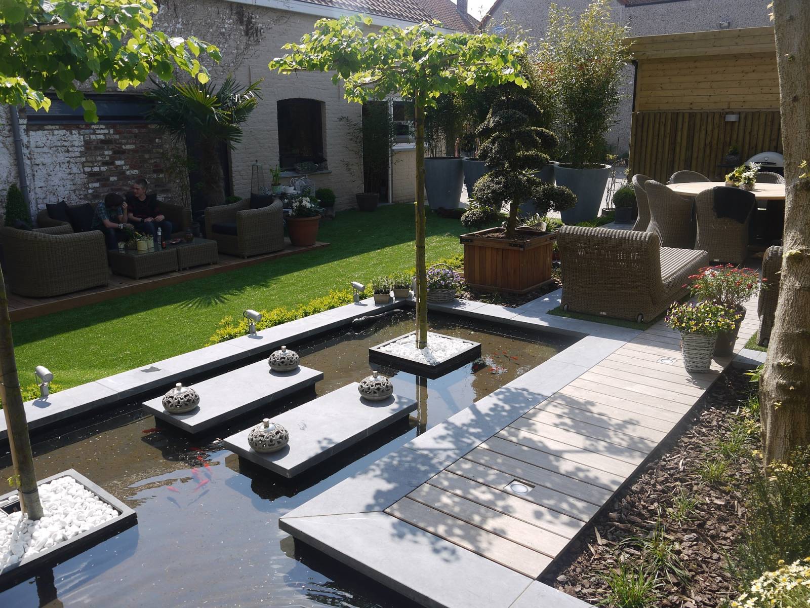 Vijver, tuin en terras te Menen