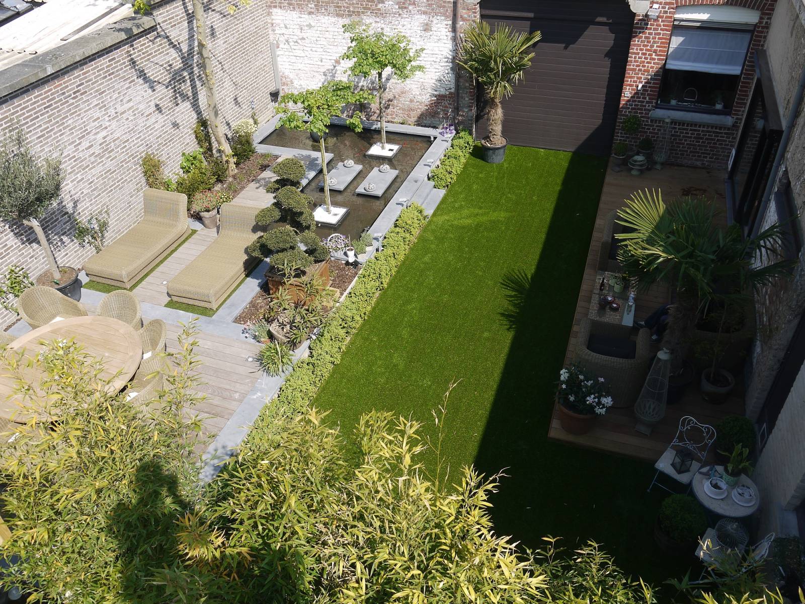 Vijver, tuin en terras te Menen