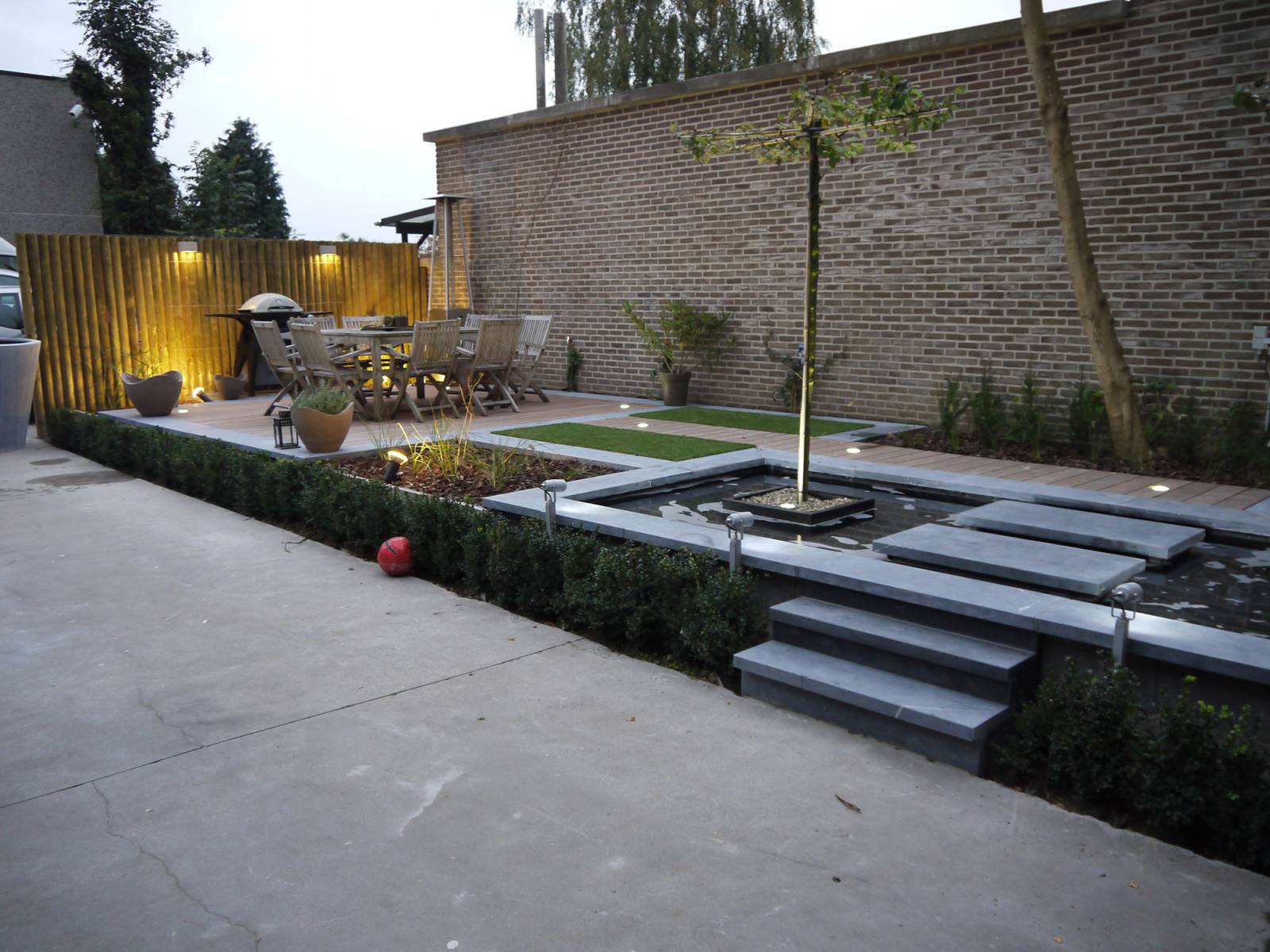 Vijver, tuin en terras te Menen