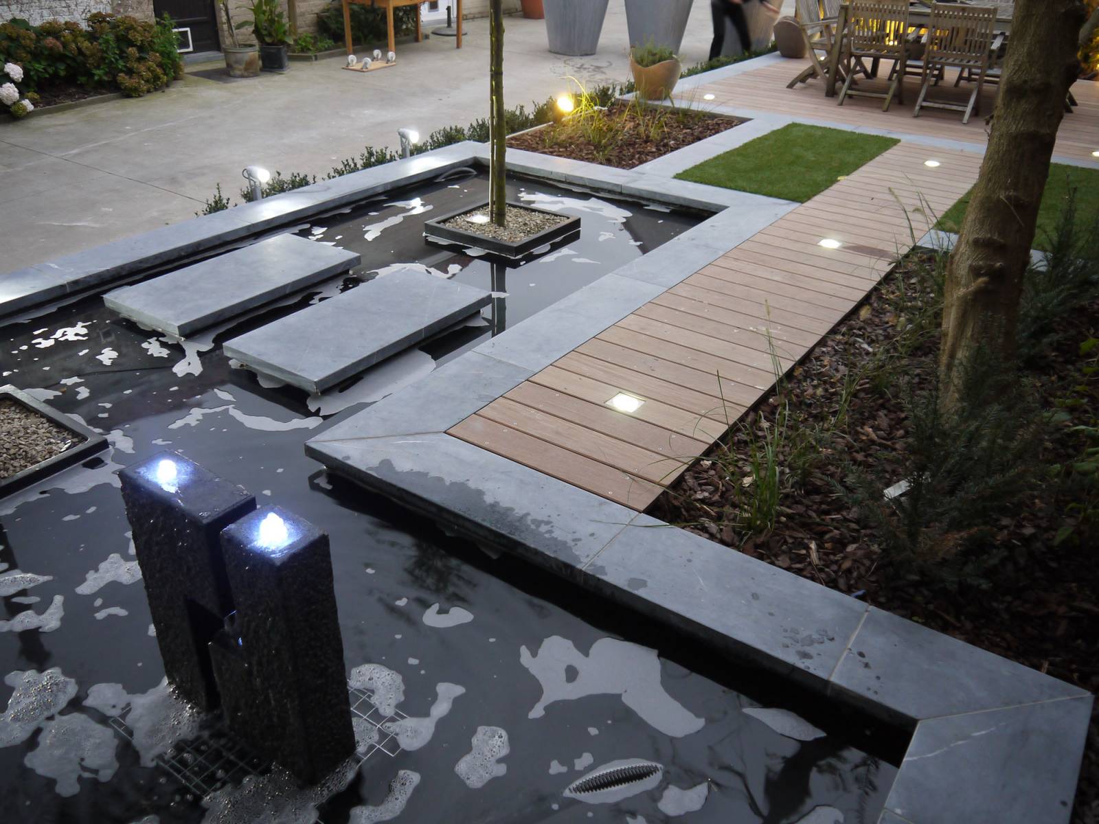 Vijver, tuin en terras te Menen