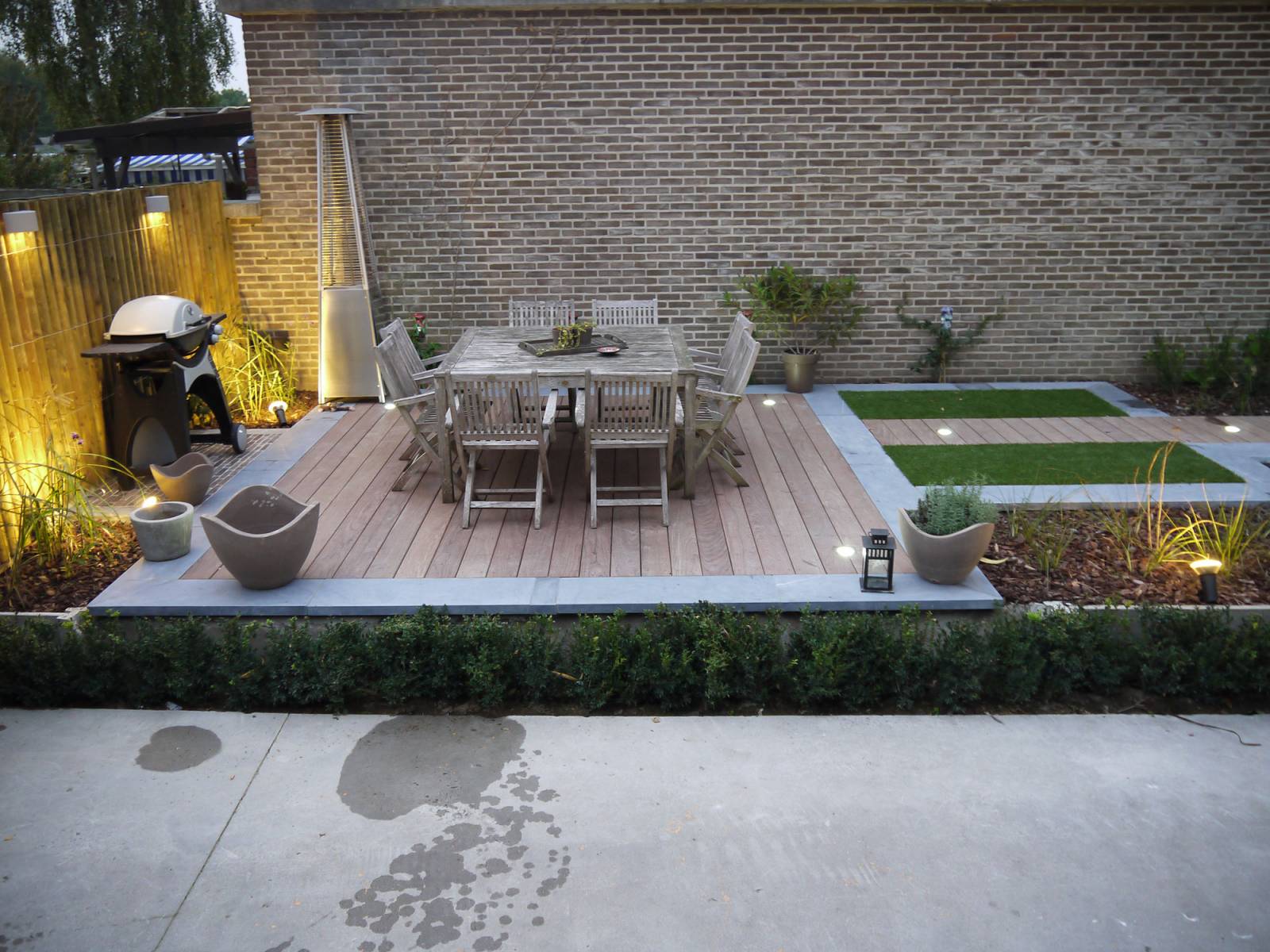 Vijver, tuin en terras te Menen