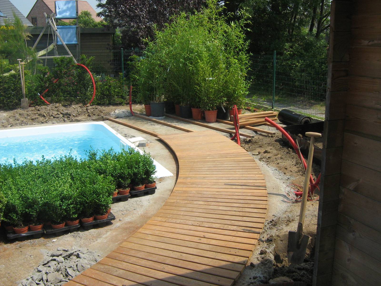 Aanleg zwembad, tuin en terras te Moeskroen