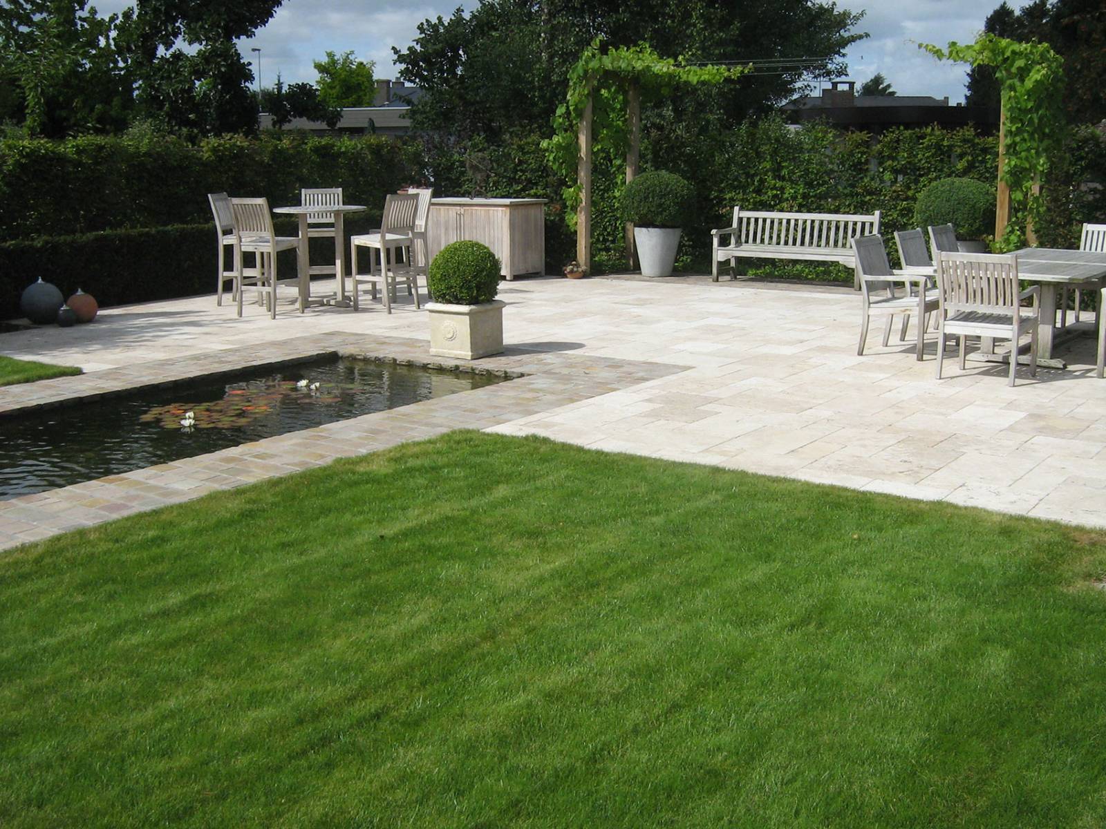 Vijver, tuin en terras te Menen