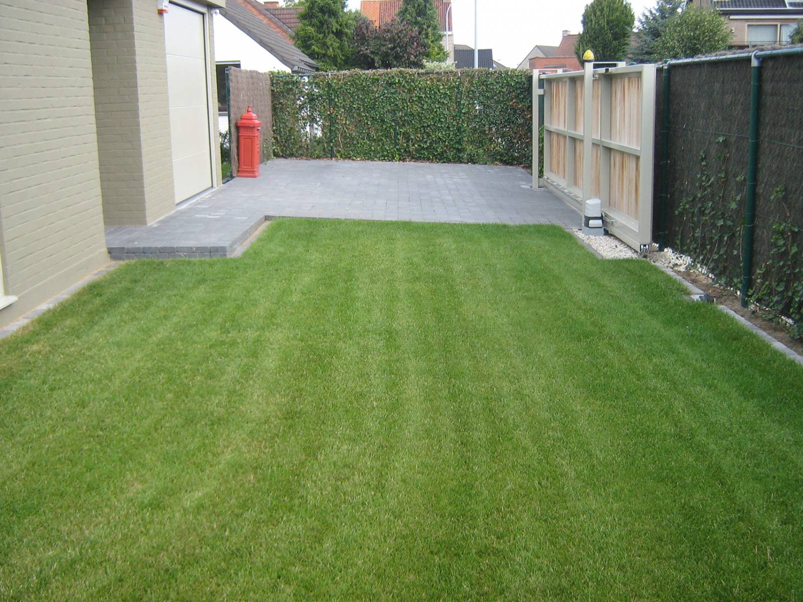 Afsluiting, tuin en terras te Menen