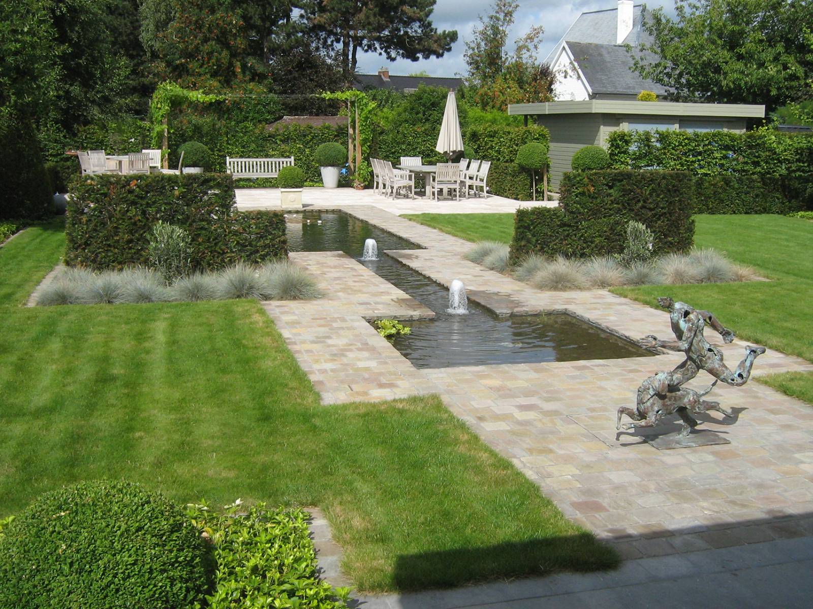 Vijver, tuin en terras te Menen